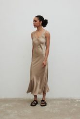 Satynowa sukienka na ramiączkach w kolorze BEIGE- ILUSION-XL. Brązowe sukienki Marsala, na co dzień, na lato, m, bez wzorów, z jeansu, eleganckie, bez kołnierzyka, bez ramiączek, maxi, proste. Za 319.90 zł.