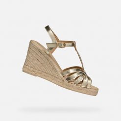 Sandały GEOX D GELSA Złoty. Żółte sandały Geox, bez wzorów, ze skóry, bez obcasa, bez zapięcia. Za 434.99 zł.