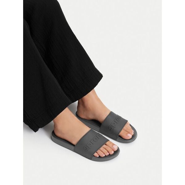 Klapki Sprandi. Czarne klapki Sprandi, bez wzorów, bez obcasa. Za 49.99 zł.