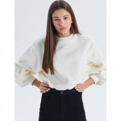 Krótka bluza z balonowymi rękawami - Beżowy. Bluzy Cropp. Za 69.99 zł.