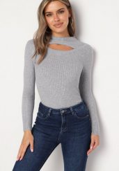 Szary Prążkowany Golf z Wycięciem Przy Dekolcie z Cyrkoniami Wokół Merithias. Szare golfy Born2be, z aplikacjami, z bawełny, bez ramiączek. Za 49.99 zł.