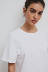 Damski T-Shirt w kolorze BIAŁYM - CAMAS-M/L. Białe t-shirty Marsala, l, bez wzorów, z bawełny, bez kołnierzyka, bez ramiączek. Za 159.90 zł.