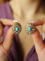 Pierres de Jade Pozłacane kolczyki-wkrętki z turkusami i cyrkoniami rozmiar: onesize. Niebieskie kolczyki Pierres de Jade, z cyrkonią, pozłacane. Za 39.99 zł.