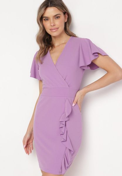 Fioletowa Dopasowana Sukienka Mini z Kopertowym Dekoltem i Ozdobną Falbanką Gwendara. Fioletowe sukienki Born2be, m, bez wzorów, eleganckie, bez kołnierzyka, bez ramiączek, mini, dopasowane. Za 59.99 zł.