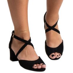 Sandały na słupku ze skórzana wkładką Kourin czarne. Czarne sandały bez wzorów, ze skóry, eleganckie, bez obcasa, na obcasie, bez zapięcia. Za 148.60 zł.