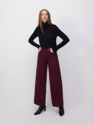 Jeansy wide leg z przeszyciami - burgundowy. Czerwone jeansy Reserved, bez wzorów. W wyprzedaży za 119.99 zł.