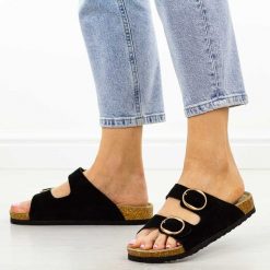 Czarne skórzane klapki damskie Filippo Dk7061/26. Czarne klapki Filippo, bez wzorów, ze skóry, bez obcasa, na płaskiej podeszwie. Za 159.00 zł.