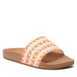 Klapki adidas. Białe klapki Adidas, bez wzorów, bez obcasa. Za 159.99 zł.