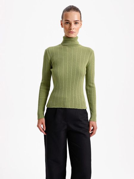 BGN Sweter w kolorze zielonym rozmiar: 38. Zielone golfy BGN, bez wzorów, z wełny, bez ramiączek. Za 83.22 zł.