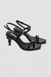 KARL LAGERFELD Czarne damskie sandały KARL NFT HEEL. Czarne sandały KARL LAGERFELD, bez wzorów, bez obcasa, na obcasie, bez zapięcia. W wyprzedaży za 589.99 zł.
