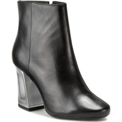 Botki BRONX - 33900-A BX 1221 Black 01. Czarne botki Bronx, bez wzorów, z materiału, bez obcasa, na obcasie, bez zapięcia. W wyprzedaży za 289.00 zł.