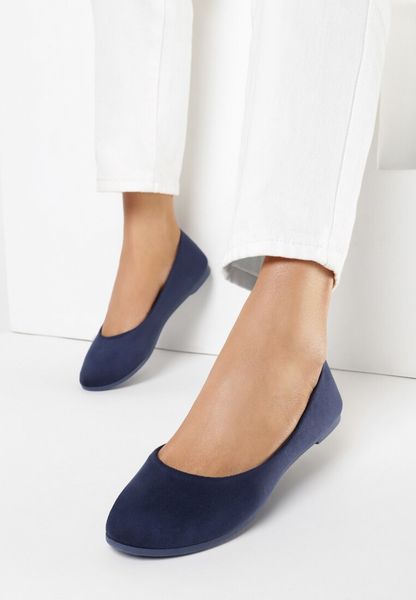 Granatowe Balerinki Kissyxo. Niebieskie baleriny Born2be, bez wzorów, bez obcasa, na płaskiej podeszwie. Za 39.99 zł.