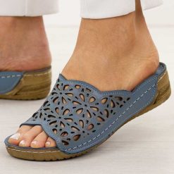 Niebieskie ażurowe skórzane klapki damskie T.Sokolski L225. Niebieskie klapki Sokolski, w ażurowe wzory, z materiału, bez obcasa, na koturnie. Za 249.00 zł.