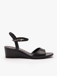 Czarne sandały na koturnie. Czarne sandały Ryłko, bez wzorów, ze skóry, eleganckie, z okrągłym noskiem, bez obcasa, na koturnie, bez zapięcia. Za 379.99 zł.