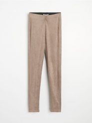 Legginsy z imitacji zamszu - brązowy. Brązowe legginsy Sinsay, l, bez wzorów. Za 39.99 zł.