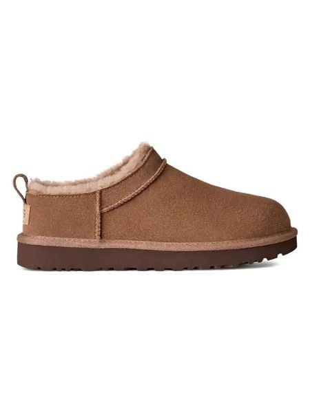 UGG Skórzane kapcie "Classic Micro" w kolorze jasnobrązowym rozmiar: 40. Brązowe obuwie domowe UGG, bez wzorów, ze skóry, bez zapięcia. Za 590.20 zł.