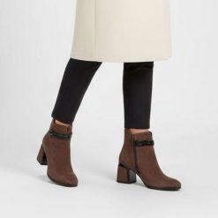 Botki damskie S. Barski, na obcasie zamszowe z futerkiem wewnątrz, brązowe, CR52-650. Brązowe botki S.BARSKI, na zimę, bez wzorów, z lakierowanej skóry, bez obcasa, na obcasie, bez zapięcia. Za 314.99 zł.