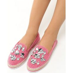 Różowe Espadryle Penta. Czerwone espadryle Born2be, z aplikacjami, z materiału, bez obcasa, bez zapięcia. Za 29.99 zł.