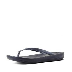 Klapki damskie FitFlop Iqushion Ergonomic TPU. Czarne klapki Flip Flop, bez wzorów, bez obcasa. Za 149.95 zł.
