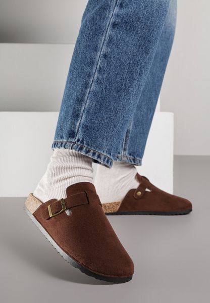 Brązowe Klapki Chodaki z Imitacji Zamszu z Klamrą Aklinera. Brązowe klapki Born2be, bez wzorów, z jeansu, bez obcasa, na płaskiej podeszwie. Za 69.99 zł.