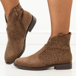 Brązowe zamszowe ażurowe botki damskie S.Barski 8151. Brązowe botki S.BARSKI, na jesień, w ażurowe wzory, z jeansu, z okrągłym noskiem, bez obcasa, na płaskiej podeszwie, bez zapięcia. Za 239.00 zł.
