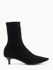 Czarne botki skarpetowe na niskim obcasie. Czarne botki Ryłko, bez wzorów, z nubiku, bez obcasa, na obcasie, bez zapięcia. Za 379.99 zł.