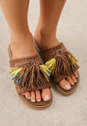 Brązowe Klapki VICES na Płaskiej Podeszwie w Stylu Boho z Frędzlami Averathla. Brązowe klapki Renee, z aplikacjami, z denimu, bez obcasa, na płaskiej podeszwie. Za 119.99 zł.