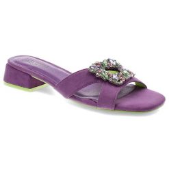 Fioletowe Klapki Manbur Eleganckie Obuwie Damskie. Fioletowe klapki Menbur, z aplikacjami, bez obcasa, na obcasie. Za 219.00 zł.