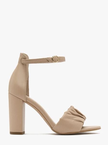 Beżowe sandały z marszczoną cholewką. Brązowe sandały Ryłko, bez wzorów, ze skóry, bez obcasa, na słupku, bez zapięcia. Za 379.99 zł.