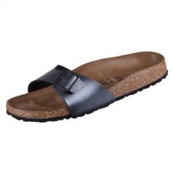 Klapki damskie Birkenstock Madrid. Czarne klapki Birkenstock, bez wzorów, z materiału, bez obcasa. Za 476.00 zł.