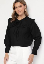 Czarna Bawełniana Koszula Retro z Ozdobnym Kołnierzykiem i Wiązaniem Ravselina. Czarne koszule Born2be, uniwersalny, bez wzorów, z bawełny, eleganckie, bez kołnierzyka, bez ramiączek. Za 99.99 zł.