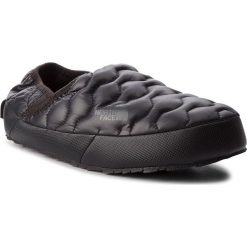 Kapcie THE NORTH FACE - Thermoball Traction Mule IV T993IFYWY Shiny Tnf Black/Beluga Grey. Obuwie domowe The North Face. W wyprzedaży za 149.00 zł.
