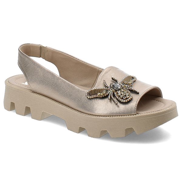 Złote Sandały Karino Modne Obuwie Damskie. Żółte sandały Karino, z aplikacjami, ze skóry, eleganckie, bez obcasa, na płaskiej podeszwie, bez zapięcia. Za 439.00 zł.