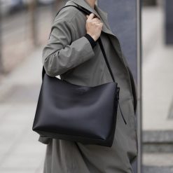 Shopper Solier FL40 Ellise czarna. Czarne shopper Solier, bez wzorów, ze skóry, na ramię, bez dodatków. Za 359.00 zł.