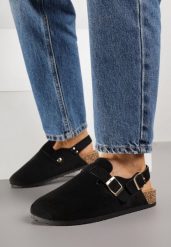 Czarne Sandały w Stylu Chodaków Ozdobione Klamrami Qyrraya. Czarne sandały Born2be, bez wzorów, z jeansu, eleganckie, bez obcasa, na płaskiej podeszwie, bez zapięcia. Za 69.99 zł.