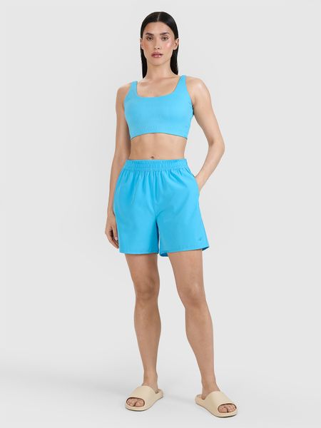 4F Spodenki plażowe damskie - turkusowe M. Niebieskie szorty 4f, bez wzorów, z elastanu, wakacyjne. W wyprzedaży za 39.99 zł.