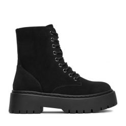 Botki DeeZee. Czarne botki DeeZee, bez wzorów, bez obcasa, na płaskiej podeszwie, bez zapięcia. Za 189.99 zł.