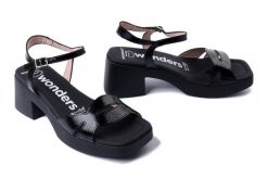 WONDERS D-1021 negro, sandały damskie. Czarne sandały Wonders, bez wzorów, bez obcasa, bez zapięcia. Za 579.90 zł.