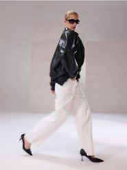 Jeansy wide leg mid waist z krzyżowanym pasem - biały. Białe jeansy Sinsay, bez wzorów. Za 69.99 zł.