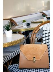 Victor & Hugo Paris Skórzana torebka "Shak" w kolorze karmelowym - 23,5 x 20 x 10 cm rozmiar: onesize. Brązowe torby na ramię Victor & Hugo Paris, bez wzorów, z materiału, przez ramię, bez dodatków. Za 260.99 zł.