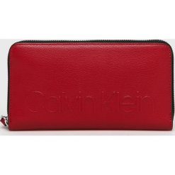 Calvin Klein - Portfel. Brązowe portfele Calvin Klein, bez wzorów, z materiału. W wyprzedaży za 239.90 zł.