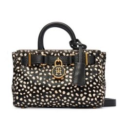 Torebka Tommy Hilfiger. Czarne torebki klasyczne TOMMY HILFIGER, bez wzorów, bez dodatków. Za 949.99 zł.