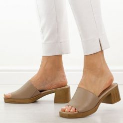 Beżowe skórzane klapki damskie na obcasie M.Daszyński 2598-4. Brązowe klapki M.Daszyński, bez wzorów, z materiału, bez obcasa, na obcasie. Za 179.00 zł.