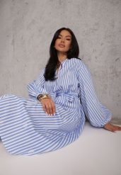 Niebieska Bawełniana Sukienka o Pudełkowym Kroju z Haftem i Wiązanym Paskiem Guineney. Niebieskie sukienki Renee, na co dzień, m, z aplikacjami, z bawełny, casualowe, bez kołnierzyka, bez ramiączek, maxi, proste. Za 189.99 zł.