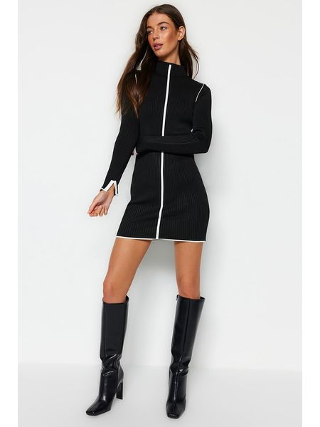 Trendyol Sukienka w kolorze czarnym rozmiar: M. Czarne sukienki Trendyol, m, bez wzorów, bez kołnierzyka, bez ramiączek, maxi. Za 104.14 zł.