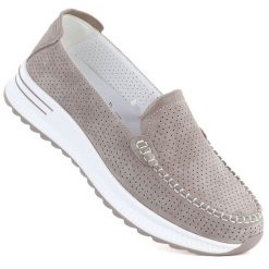 Skórzane mokasyny na grubej podeszwie ażurowe fango Jezzi 9793. Mokasyny Jezzi, w ażurowe wzory, ze skóry, bez obcasa. Za 179.99 zł.