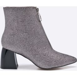 Public Desire - Botki. Szare botki Public Desire, bez wzorów, z materiału, bez obcasa, na obcasie, bez zapięcia. W wyprzedaży za 49.90 zł.
