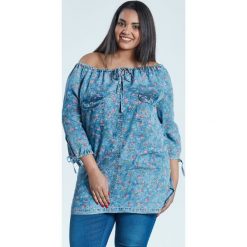 Kwiecista bluzka bez ramion duże rozmiary OVERSIZE PLUS SIZE WIOSNA. Niebieskie bluzki Moda Size Plus Iwanek, plus size, bez wzorów, z jeansu, bez kołnierzyka, plus size, bez ramiączek. Za 145.00 zł.