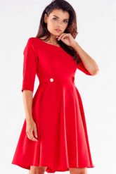 Elegancka sukienka rozkloszowana z ozdobnymi guzikami czerwona. Czerwone sukienki Awama, do pracy, l, bez wzorów, biznesowe, bez kołnierzyka, bez ramiączek, rozkloszowane. Za 349.00 zł.