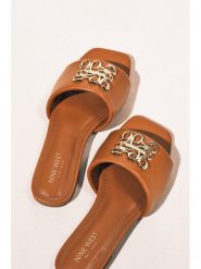 Nine West Klapki SMRL393663-02 Beżowy. Brązowe klapki Nine West, bez wzorów, z materiału, bez obcasa. Za 118.99 zł.